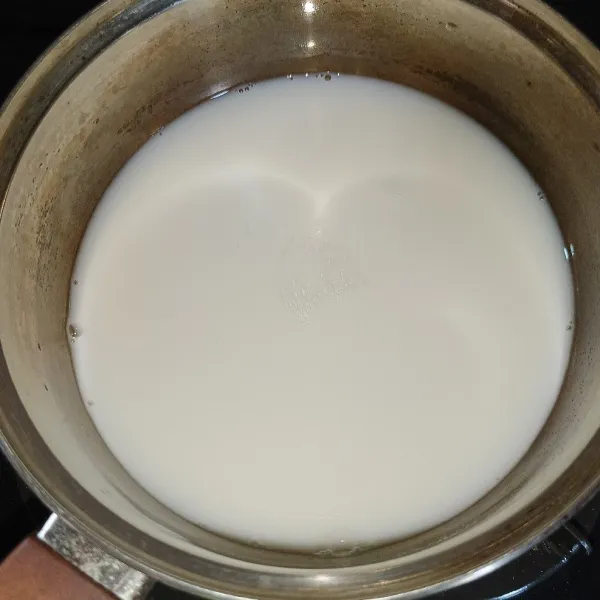 Tuang susu cair dan air mineral, lalu aduk rata.