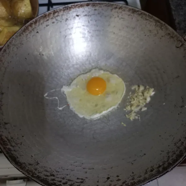Masukkan telur, beri sedikit garam dan aduk cepat.