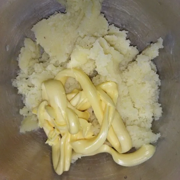 Haluskan kentang yang sudah dikukus, selagi kentang panas, tambahkan margarin, aduk rata.