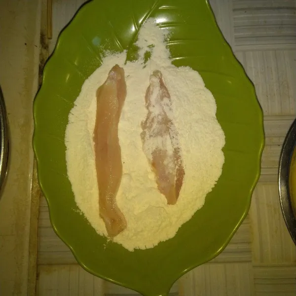 Celupkan ayam ke dalam tepung terigu, baluri sampai rata. Angkat.