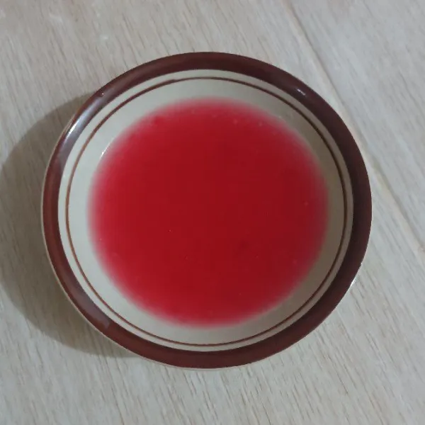 Masukkan sagu mutiara dalam sebuah mangkok.