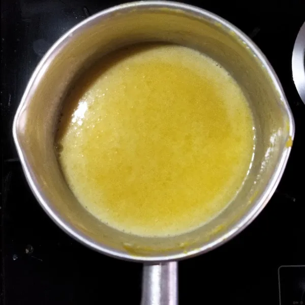 Nyalakan api kecil, masak adonan hingga mendidih sambil terus diaduk. Koreksi rasa, kemudian matikan api sambil terus diaduk hingga uap panas hilang.