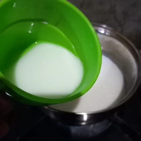 Larutkan tepung maizena dengan sedikit air, lalu tuang ke dalam vla dan aduk sampai kental.