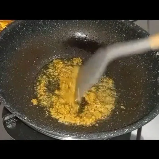 Tumis bumbu halus terlebih dahulu.