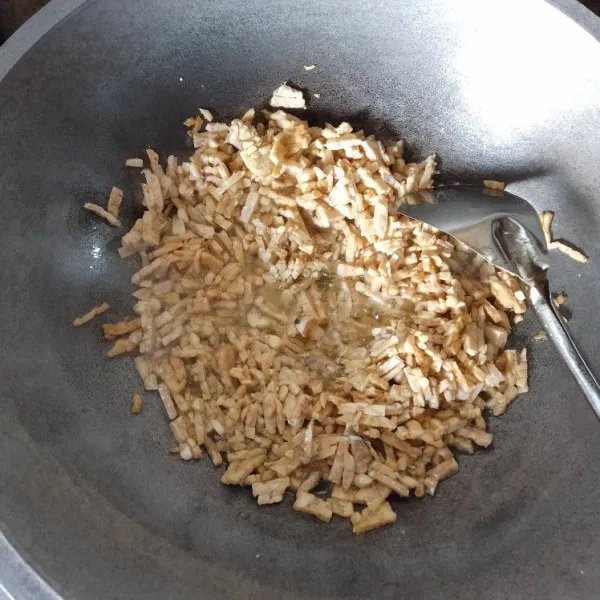 Goreng tempe hingga kering.
