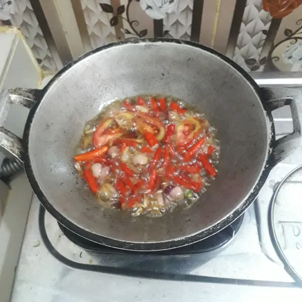 Panaskan minyak dalam wajan. Masukkan bahan sambal. Goreng sampai matang, angkat dan tiriskan.