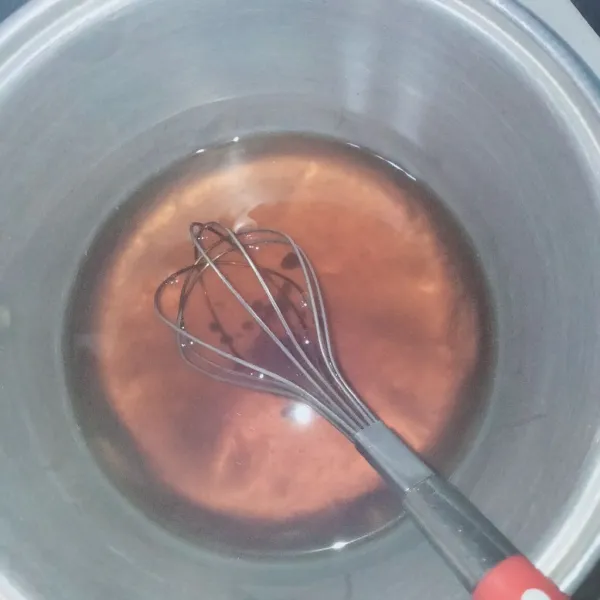Masak air dan gula jawa hingga mendidih lalu dinginkan