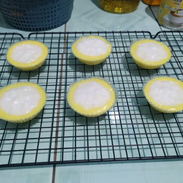 Angkat cetakan bulat lalu tuang vla di tengah puding. Beri jagung rebus dan daun pandan. Sajikan.