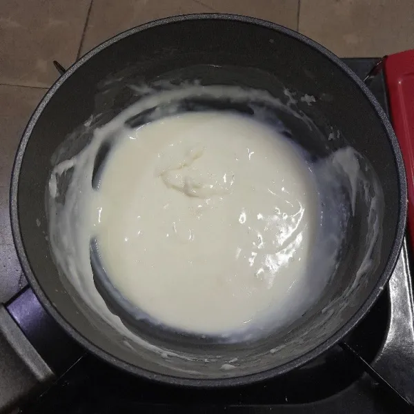 Buat vla dengan mencampurkan tepung maizena, gula pasir, susu cair, dan keju. Masak dengan api kecil hingga mengental, lalu koreksi rasanya.