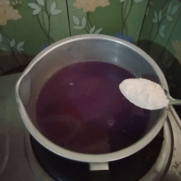 Siapkan panci, tuang pure ubi ungu, agar-agar, susu kental manis, garam, dan gula. Aduk rata dan masak hingga mendidih sambil diaduk-aduk.
