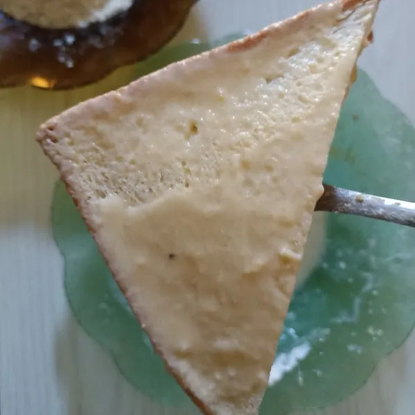 Celupkan roti ke dalam adonan bahan pelapis merata. Angkat.