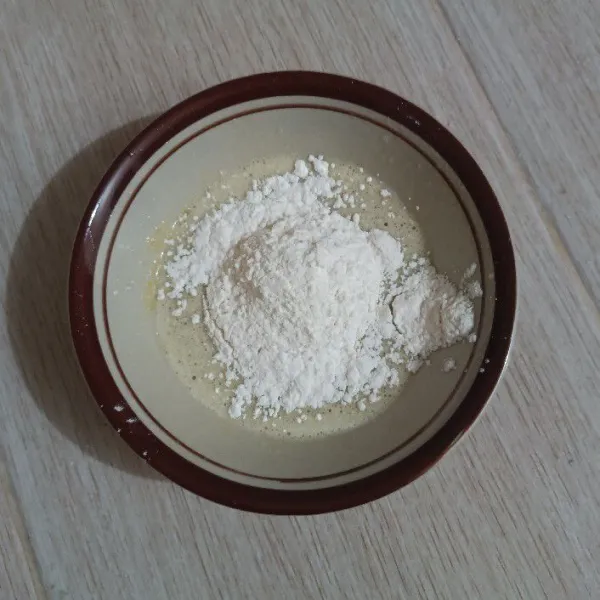Masukkan tepung terigu dan vanili bubuk.