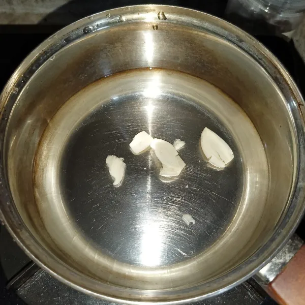 Rebus air dan bawang putih geprek.