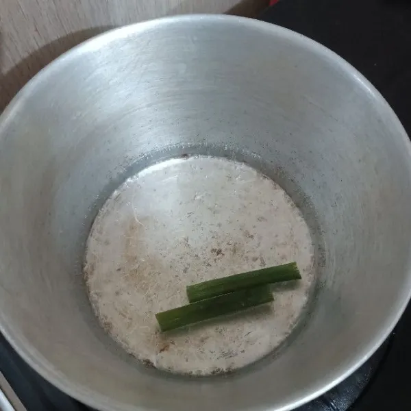 Rebus dan pandan dan air dalam sebuah panci.
