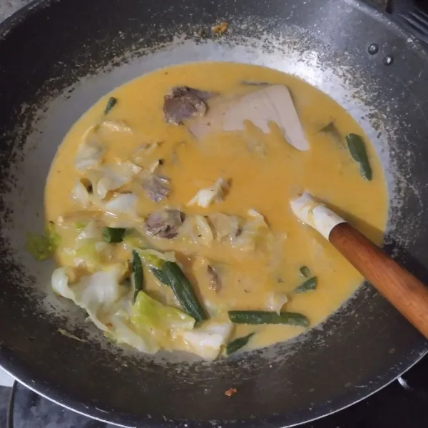 Masak hingga sayuran matang dan bumbu meresap, koreksi rasa. Setelah matang merata, angkat dan sajikan selagi hangat.