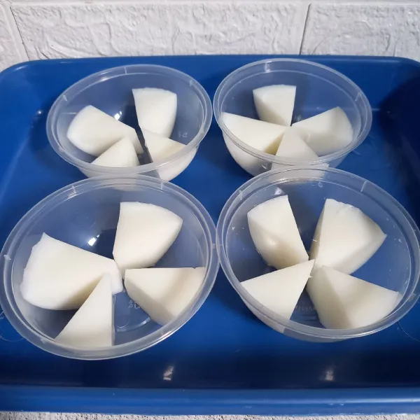 Selanjutnya potong-potong puding putih dan tata dalam cup yang lain.