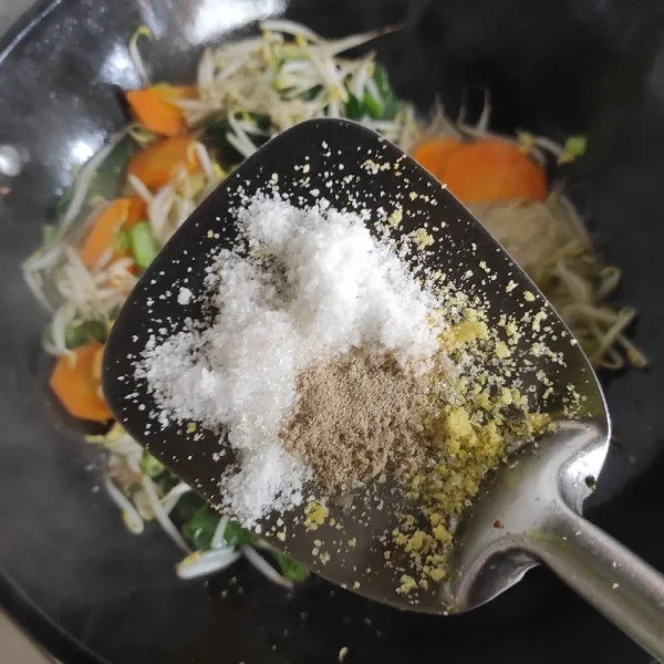 Tambahkan garam, kaldu ayam dan lada. Masak hingga semua sayur empuk. Tumis brokoli toge wortel siap disajikan.