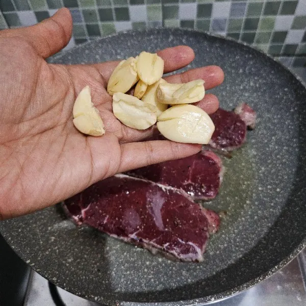 Setelah itu masukkan bawang putih geprek.