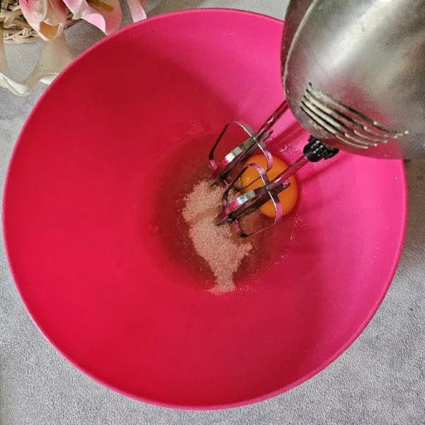 Mixer telur, gula pasir dan vanila extract hingga gula larut.