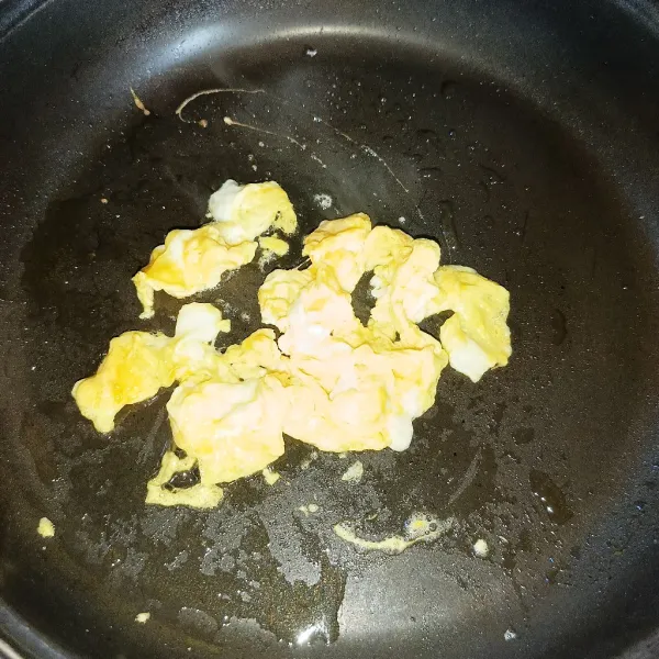 Pecahkan telur dan buat telur orak-arik, angkat dan sisihkan.