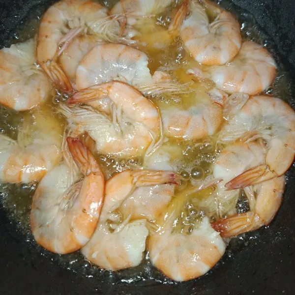 Goreng udang dengan minyak sedikit lalu tiriskan.