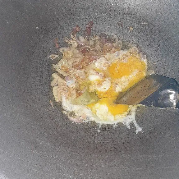 Masukkan telur lalu orak arik.