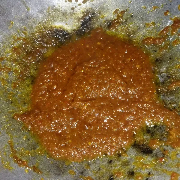 Tambahkan garam, lada bubuk dan gula pasir, aduk rata, angkat.