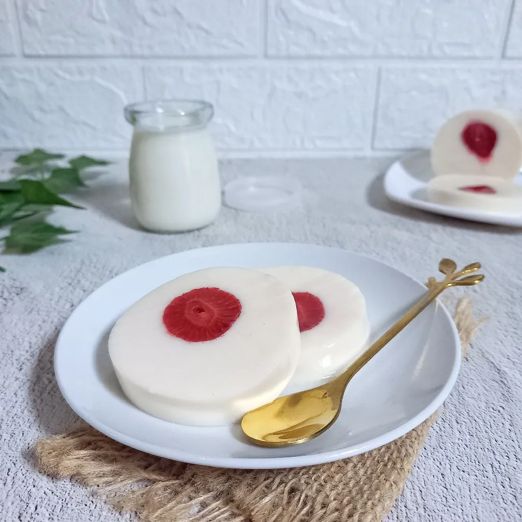 Puding Susu Isi Stroberi