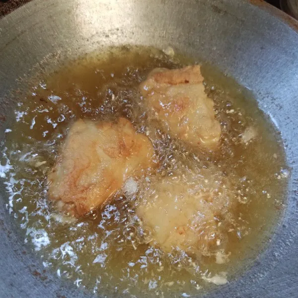 Goreng dalam minyak panas, api kecil hingga golden brown. Angkat dan tiriskan.