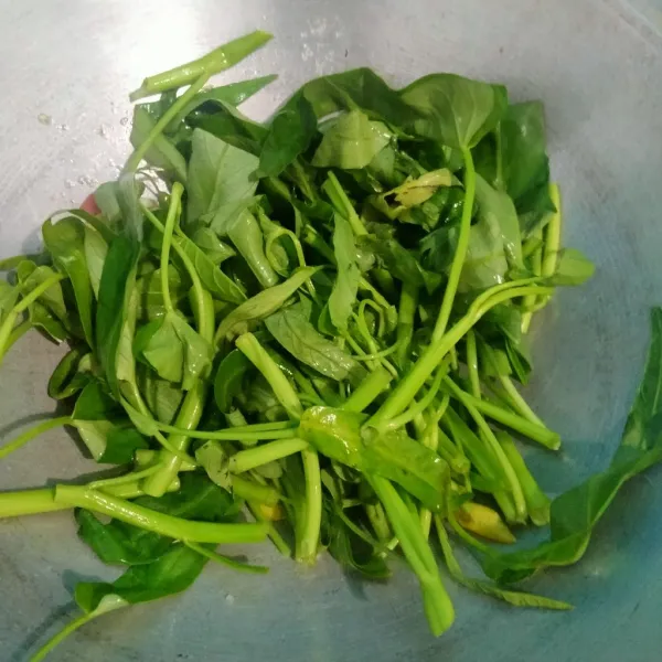 Masukkan kangkung.