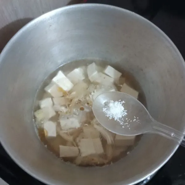 Lalu tambahkan sedikit saja garam, cicip rasanya.