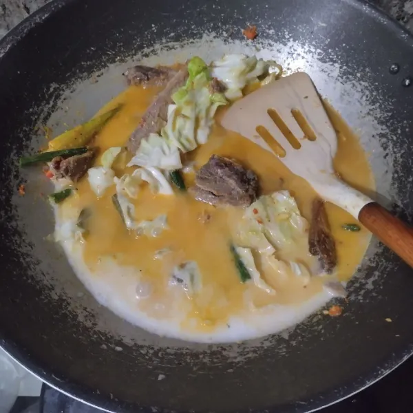 Tuang santan, bumbui dengan garam dan kaldu bubuk lalu aduk merata.