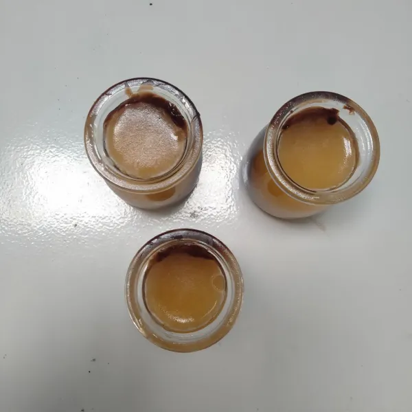 Masukkan ke dalam wadah pudding dengan posisi seperti pada foto. Tunggu dingin dan siap disajikan.