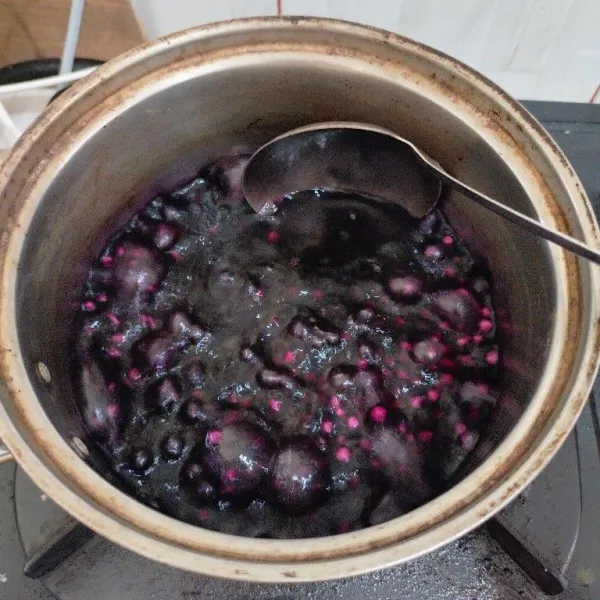 Rebus sagu mutiara dengan metode 5.7.30 lalu masukkan pasta taro atau ungu masak hingga sagu mutiara matang