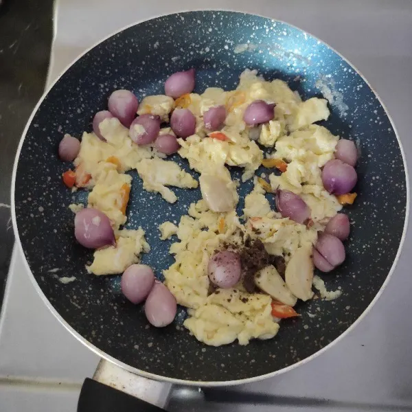 Tambahkan terasi lalu aduk rata.