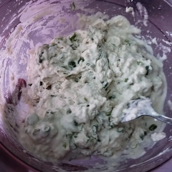 Dalam wadah masukkan tepung terigu, bawang putih, merica dan garam yang sudah dihaluskan, tambahkan daun bawang yang sudah dipotong-potong lalu aduk rata.