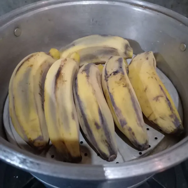 Kukus pisang kepok sampai matang.