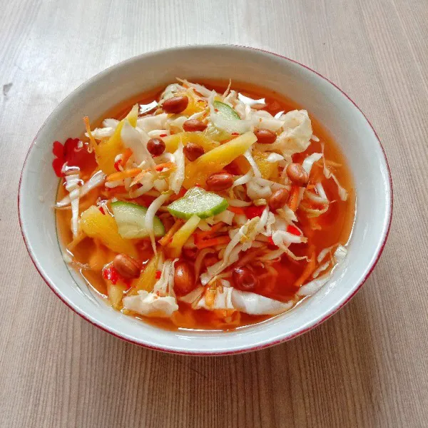Taburi kacang tanah goreng saat ingin menikmati asinan sayur.