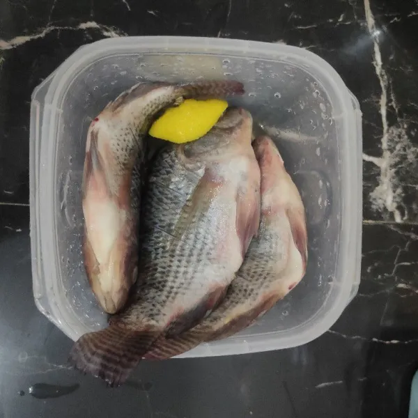 Bersihkan ikan, rendam dengan air lemon untuk menghindari bau amis selama 5 menit kemudian bilas hingga bersih.