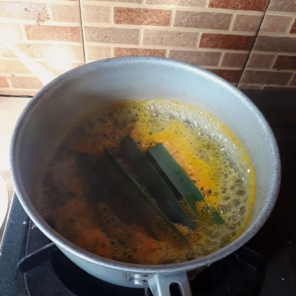 Tambahkan daun pandan.