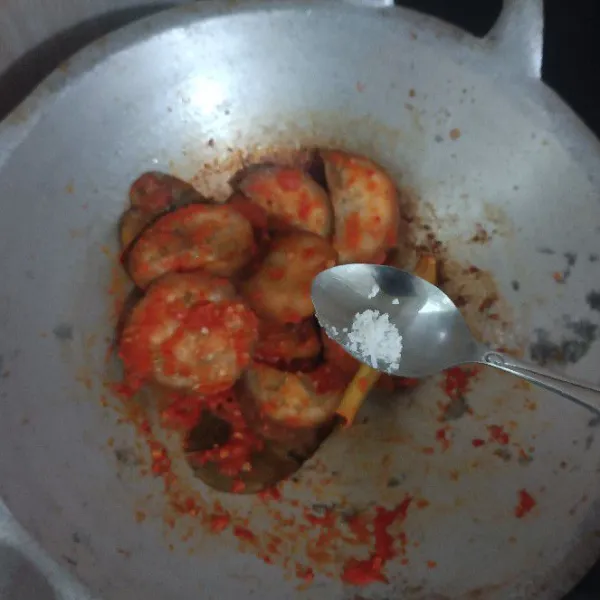 Lalu masukkan garam dan merica bubuk. Cicipi.