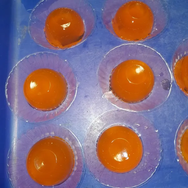 Setelah dingin, puding jelly dituang ke cetakan puding.