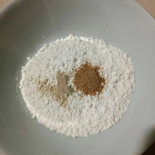Dalam wadah masukkan tepung terigu, kaldu bubuk, merica bubuk.