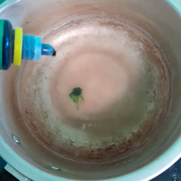 Masak semua bahan lapisan hijau sampai mendidih.