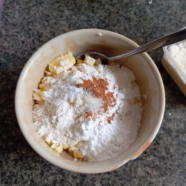 Campur jagung dengan tepung terigu, tepung tapioka, cabe bubuk, garam, kaldu bubuk, aduk merata.