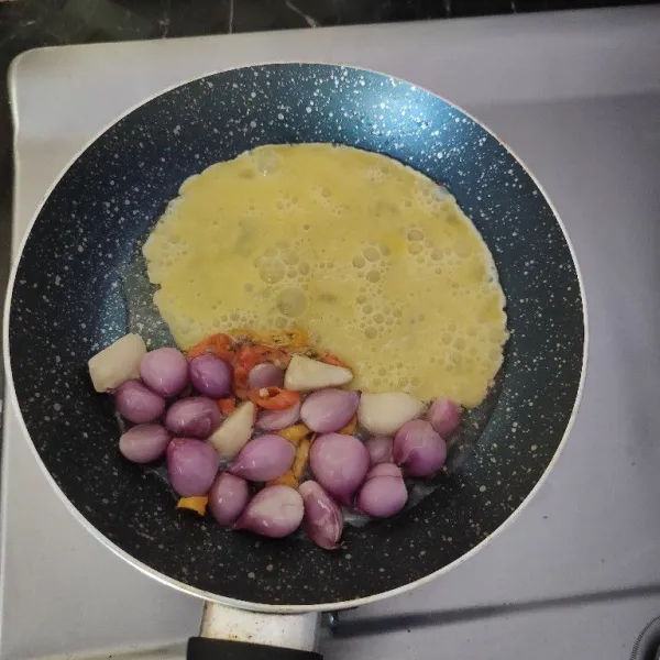 Masukkan telur, buat oral arik.