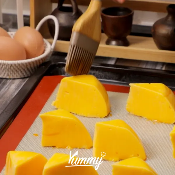 Olesi permukaannya dengan kuning telur, kemudian panggang dalam oven dengan suhu 200°C selama 20 menit. susu panggang siap untuk disajikan.