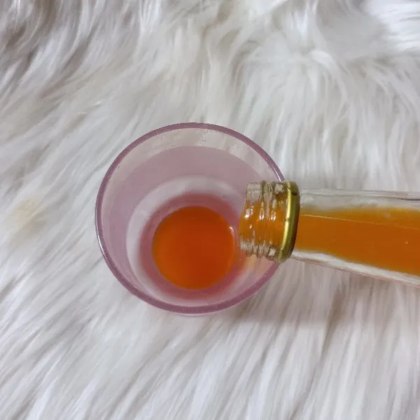 Masukkan sirup dalam gelas.