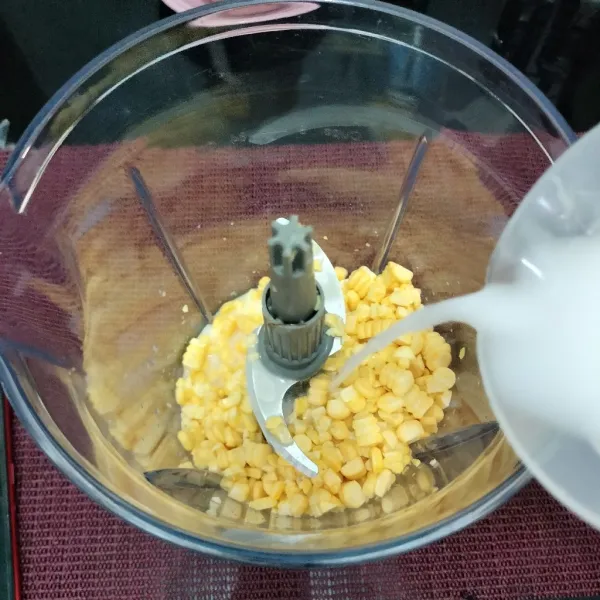 Langkah yang pertama, blender jagung manis dan susu cair hingga halus.