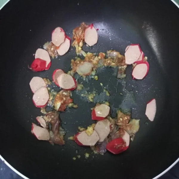 Tumis bumbu yang sudah diulek, kemudian tambahkan sosis.